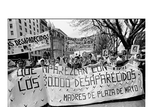 Las Madres de Plaza de Mayo en la segunda Marcha de la Resistencia, ocurrida entre el 9 y el 10 de diciembre de 1982.